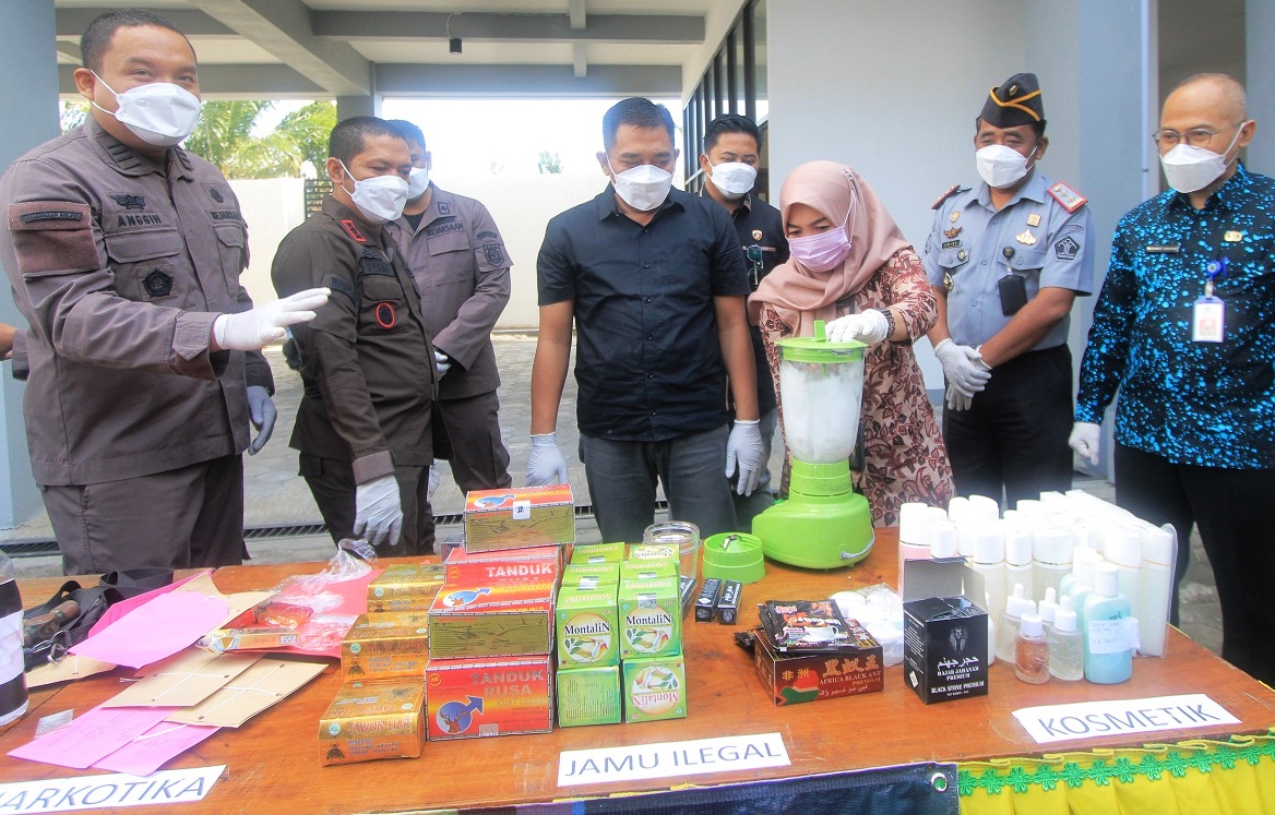DIBLENDER: Kajari Magetan lan forkopimda musnahake BB perkara sing wis inkrah wingi (11/7). (AJI PUTRA/RADAR MADIUN)