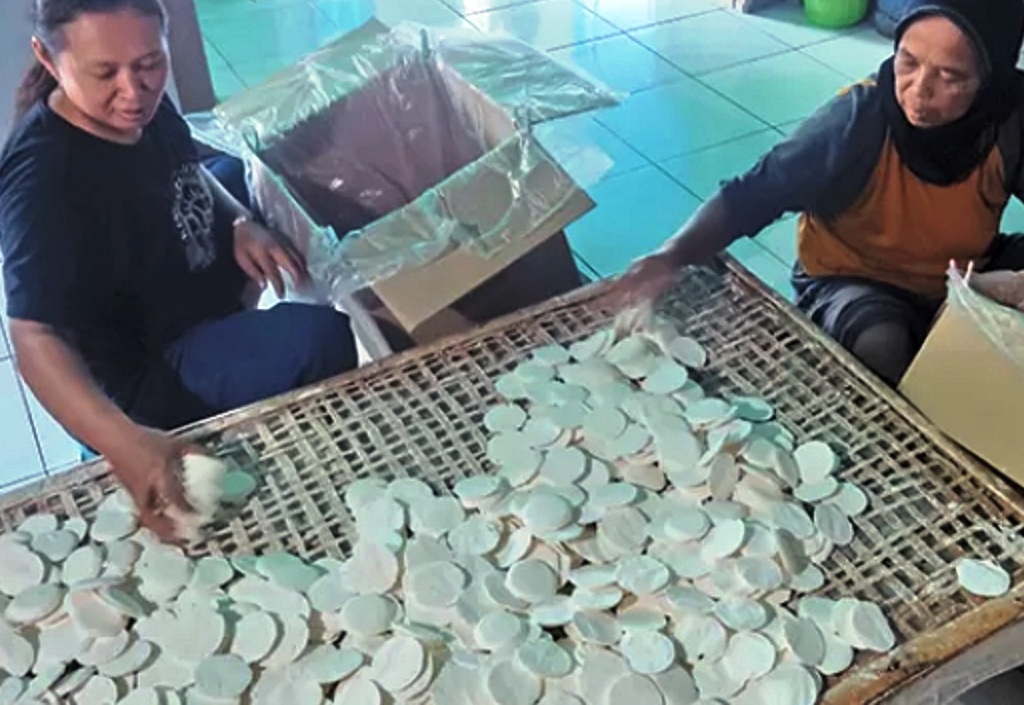 BUNDER: Salah siji perajin brem ing Kecamatan Nguntoronadi, Kabupaten Wonogiri. (DOK. RADAR SOLO)