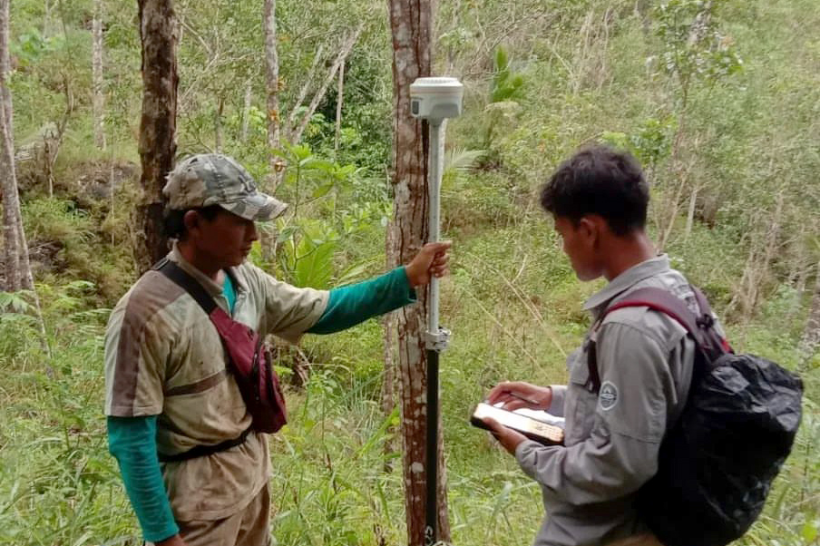 UKUR TANAH: Proses pengukuaran tanah dalam program PTSL di Kabupaten Pacitan. Program unggulan pemerintah ini disinyalir rawan praktik pungli.&nbsp;(ISTIMEWA)