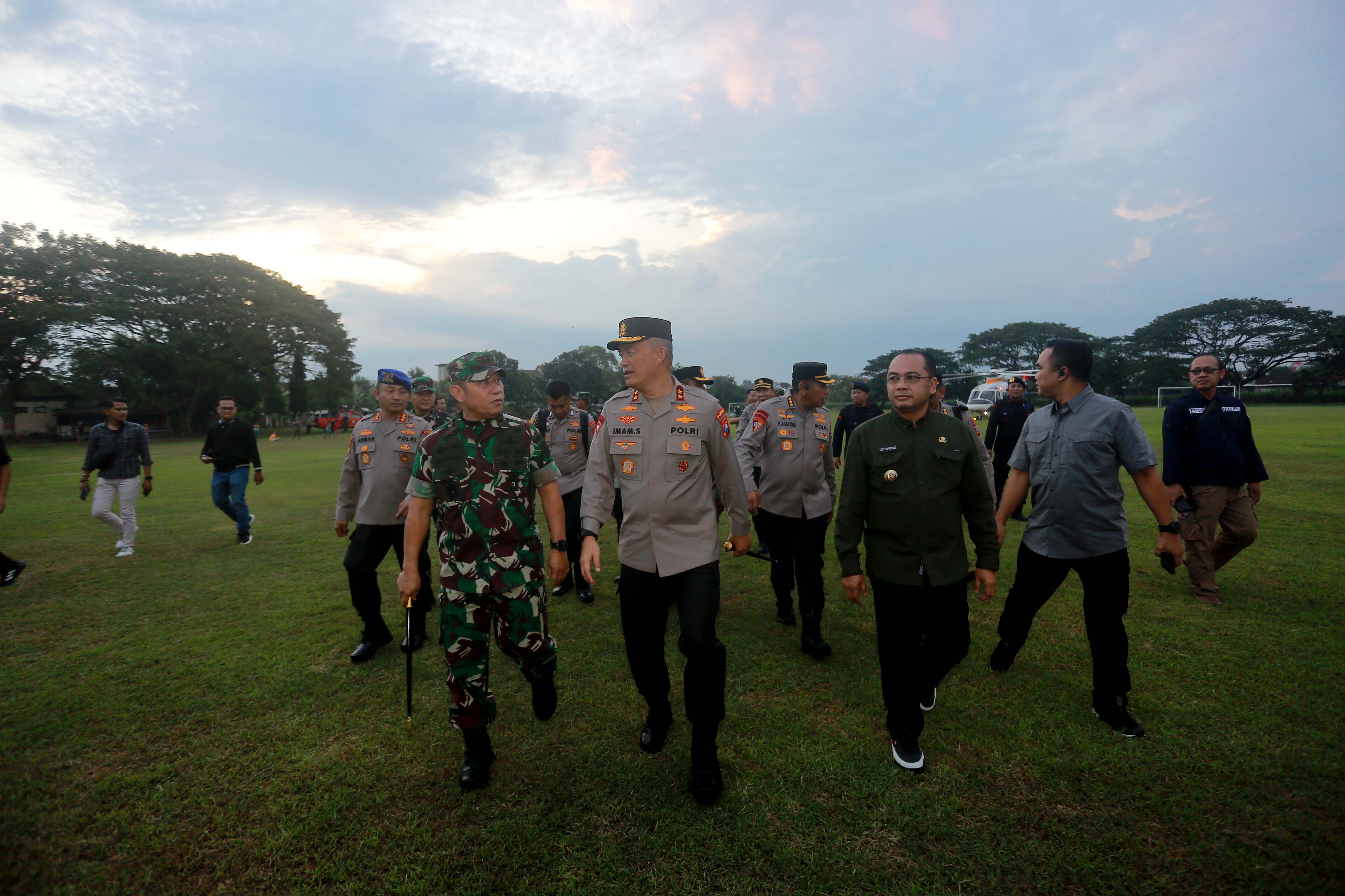 SIAGA: Pangdam V/ Brawijaya Mayjen TNI Rafael Granada Baay, Kapolda Jatim Irjen Pol Imam Sugianto dan Pj Wali Kota Madiun Eddy Supriyanto meninjau pengamanan Suroan.&nbsp;(BAGAS BIMANTARA/RADAR MADIUN)