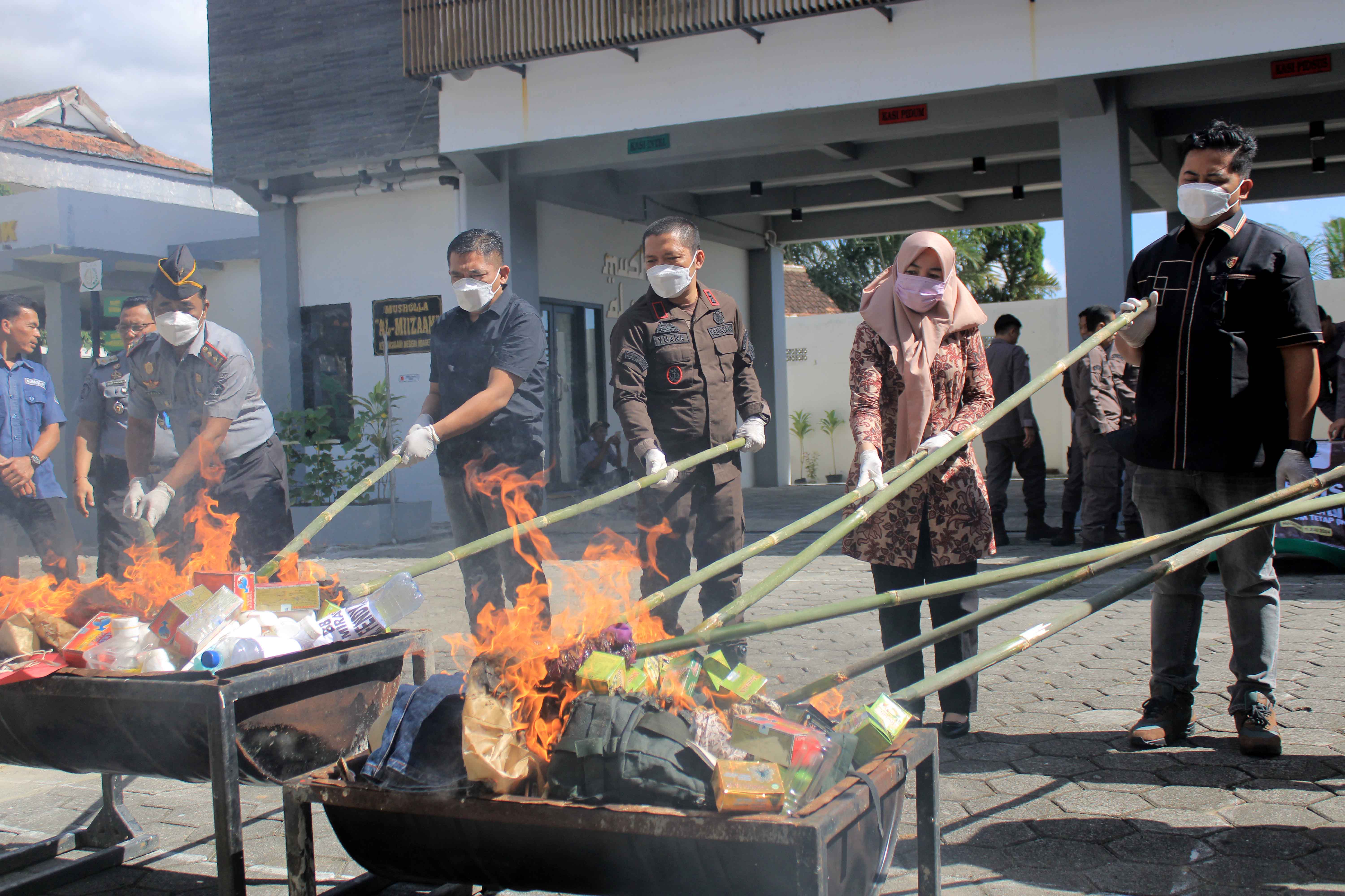 BAKAR HABIS : Kejari Magetan memusnahkan ratusan barang bukti dari 41 perkara yang sudah berkekuatan tetap, Kamis (11/7).