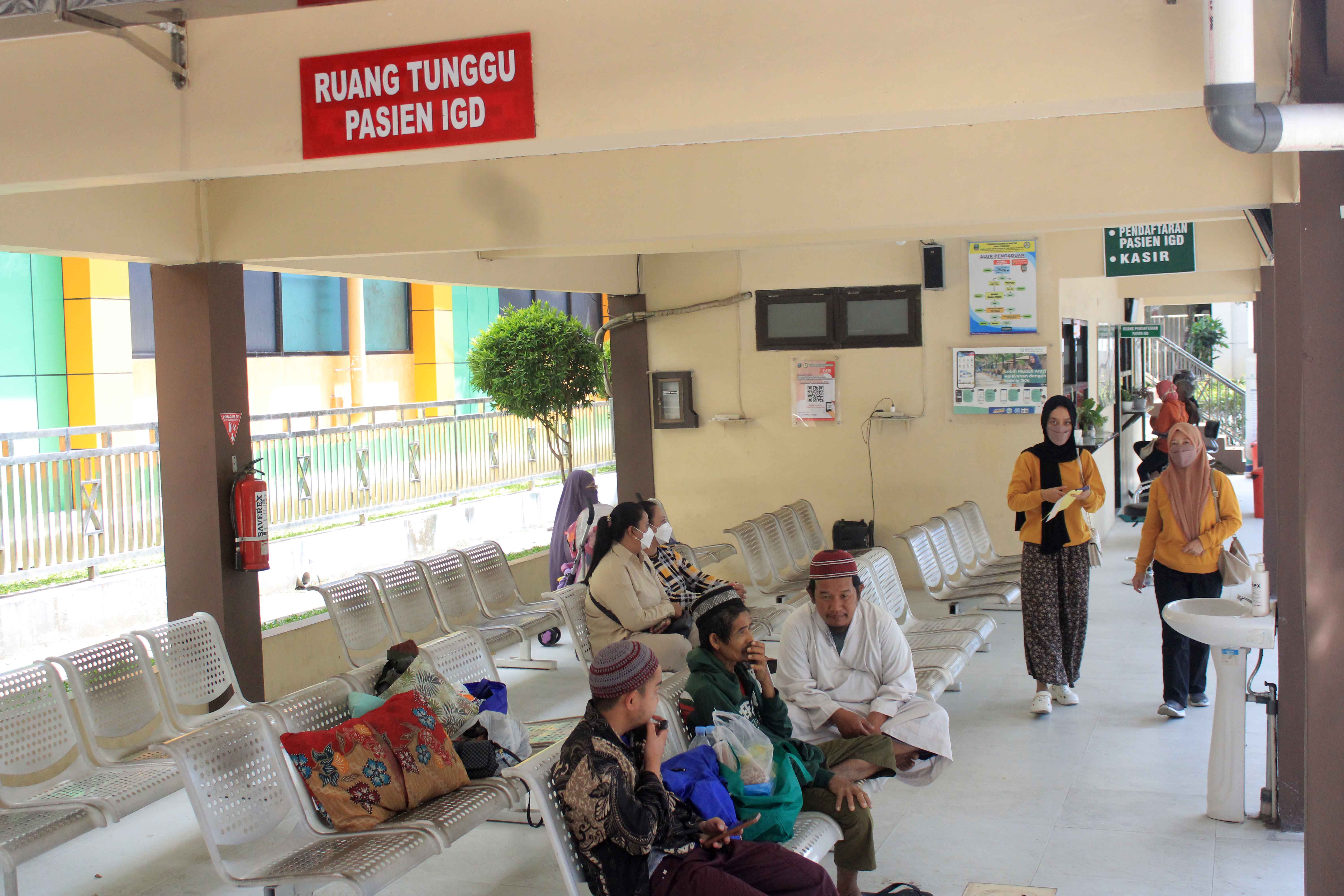 BEROBAT: Antrean keluarga pasien di ruang tunggu IGD RSUD dr Sayidiman, Magetan. Belakangan tren angka pasien IGD mengalami kenaikan.&nbsp;(AJI PUTRA/RADAR MAGETAN)