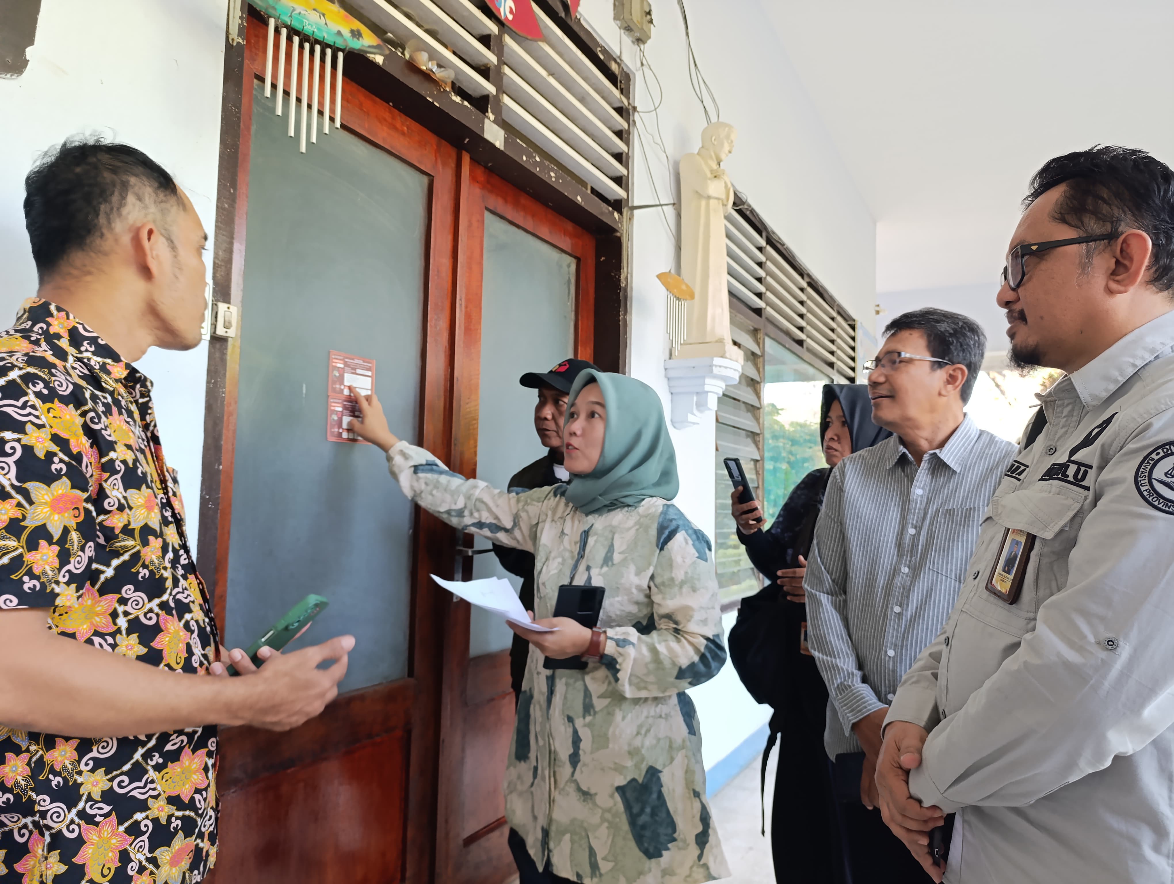 KAWAL: Pihak Bawaslu Jatim melakukan pengawasan proses coklit di Biara CSA kemarin (11/7). (ANGGIYAN BAYU/RADAR MADIUN)