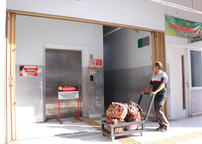 MENUNGGU: Lift Pasar Legi Ponorogo rusak sebulan belakangan dan tak kunjung diperbaiki.
