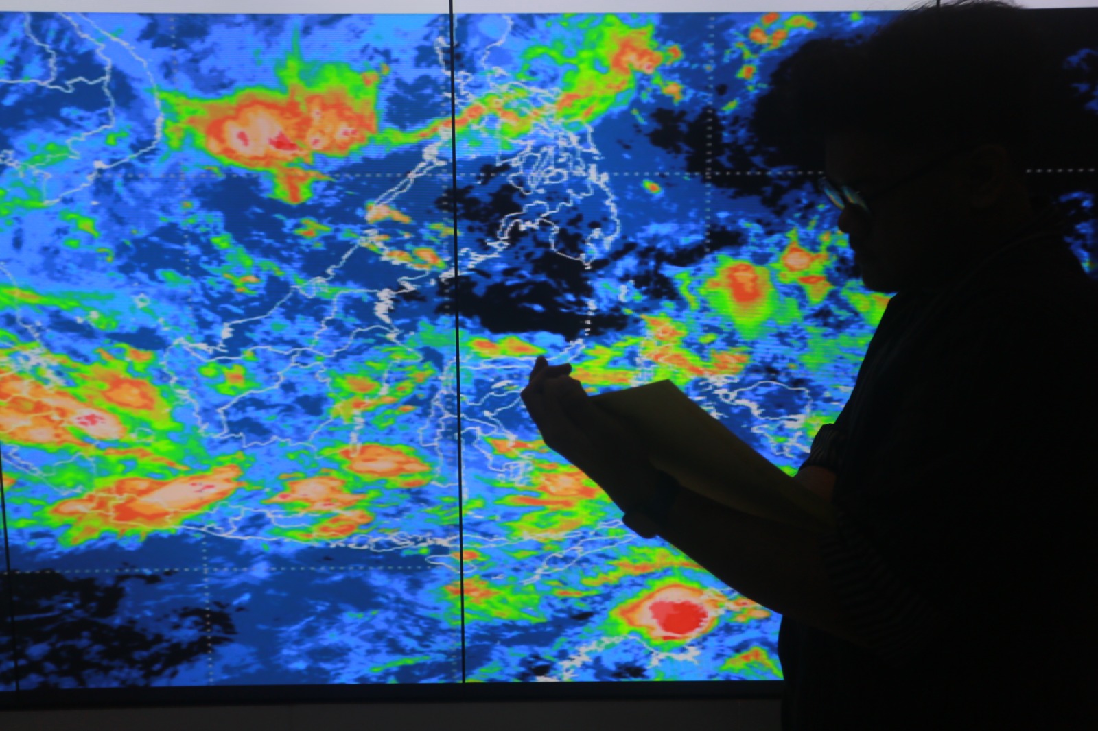 MASUK KEMARAU: Iklim di Madiun Raya saat ini mengalami perubahan dengan ditandai hembusan angin kencang dan penurunan suhu udara. (BAGAS BIMANTARA/JAWA POS RADAR MADIUN)