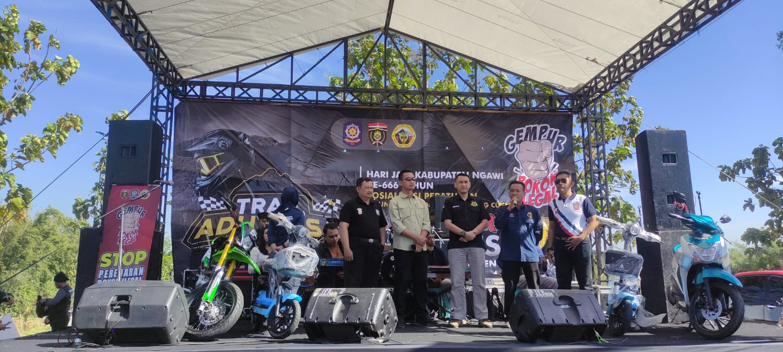 EDUKASI: Tim sosialisasi cukai menyampaikan materi peraturan undang-undang tentang cukai di acara Trail Adhyaksa Community 2024.