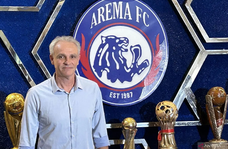 Arema FC, juara Piala Presiden 2022, kini ditangani pelatih Joel Cornelli.