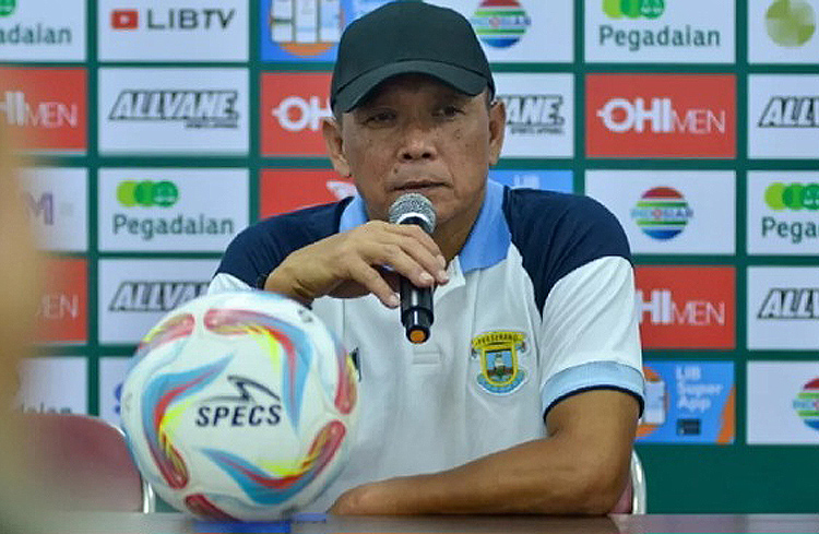 Bonggo Pribadi saat masih melatih Perserang.
