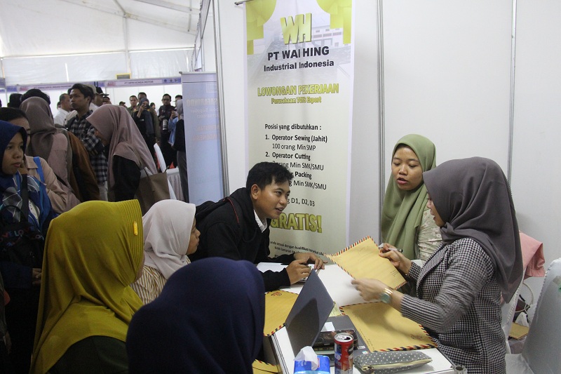RAMAI: Para pencari kerja antre melamar pekerjaan di salah satu stan perusahaan di Ngawi Job Fair 2024.