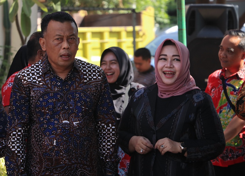 SEMRINGAH : Wakil bupati (wabup) Lisdyarita menunjukkan tawa ceria saat mendampingi Bupati Sugiri Sancoko dalam sebuah acara beberapa waktu lalu.