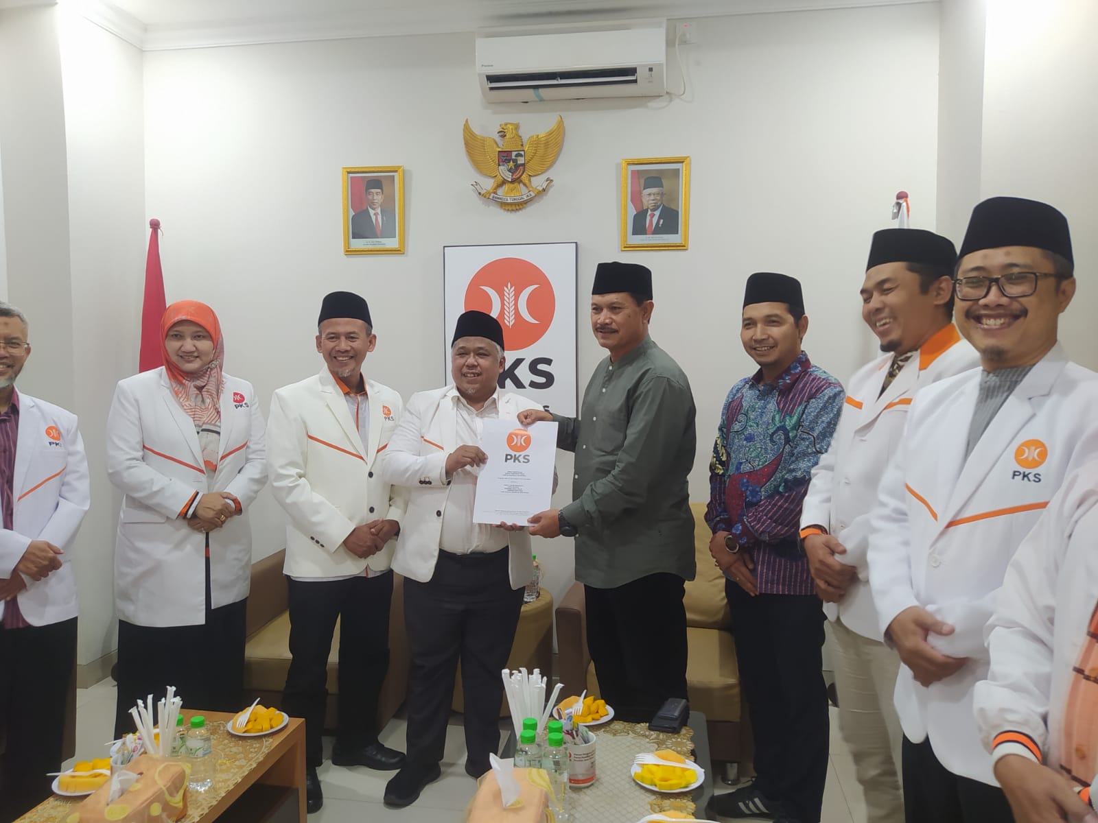 SAH: Ketua DPW PKS Jatim Irwan Setiawan menyerahkan surat rekomendasi dari DPP kepada Maidi sebagai bacawali Kota Madiun pada Sabtu (13/7) malam lalu. (PKS KOTA MADIUN)