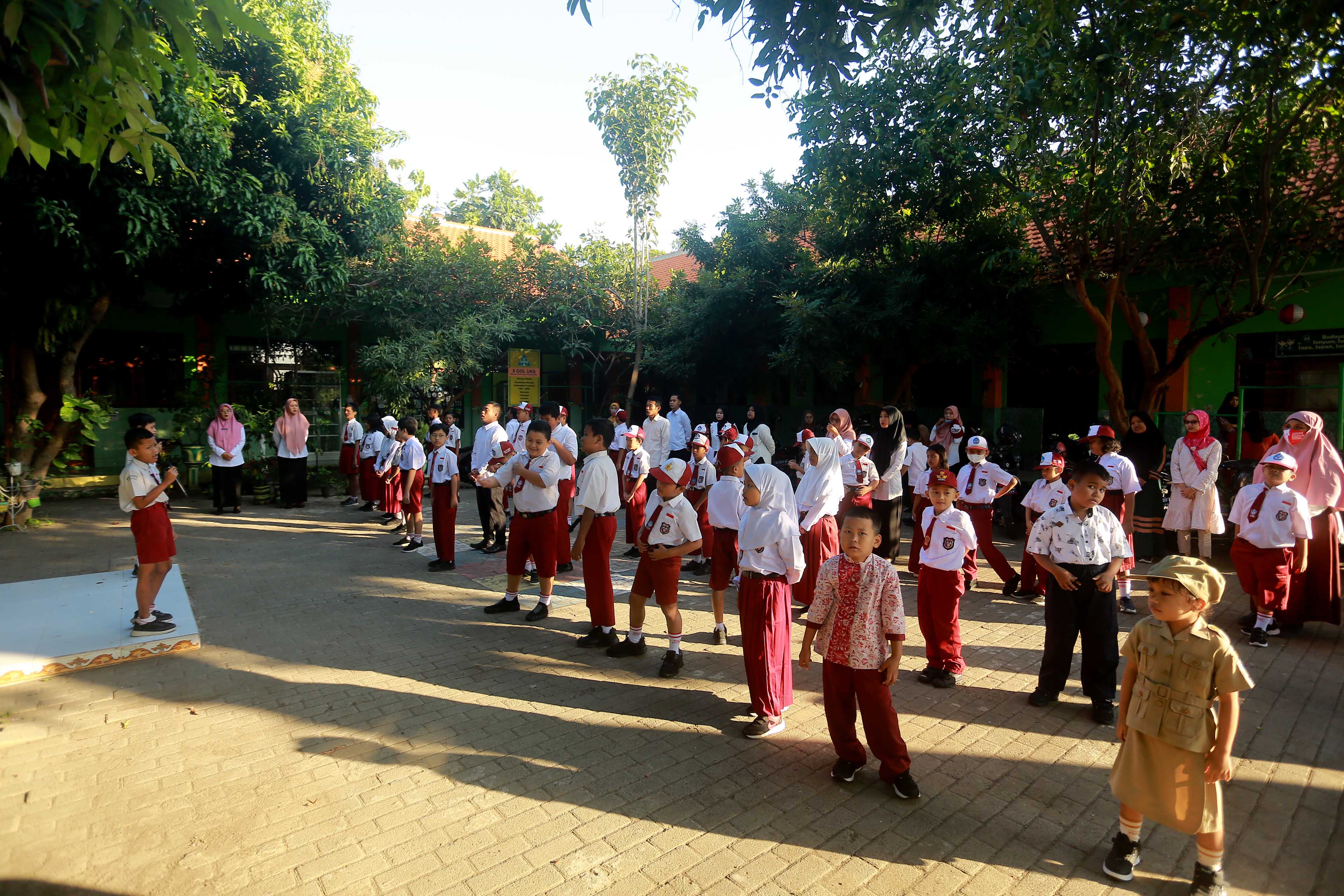 POTRET SUASANA: Susana MPLS di SDN 02 Taman, Kota Madiun, Senin (15/7). (BAGAS BIMANTARA/RADAR MADIUN)