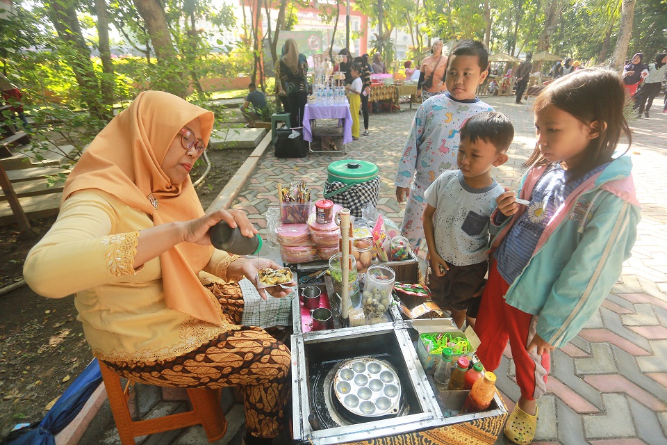 KAARIFAN LOKAL: Maneka jajanan tradisional ing Pasar Jadoel Kelurahan Ngegong, Kota Madiun. (BAGAS BIMANTARA/RADAR MADIUN)