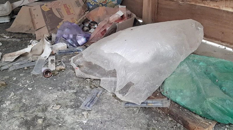 BERSERAKAN: Penampakan sampah medis di belakang pondok kesehatan desa (ponkesdes) di Dusun/Desa Boan, Bringin, Ngawi.
