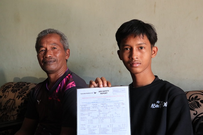 LUCKY BOY :John menunjukkan sertifikat terbang gratis seumur hidup dari maskapai Garuda lantaran lahir di dalampesawat rute penerbangan Arab Saudi-Indonesia.