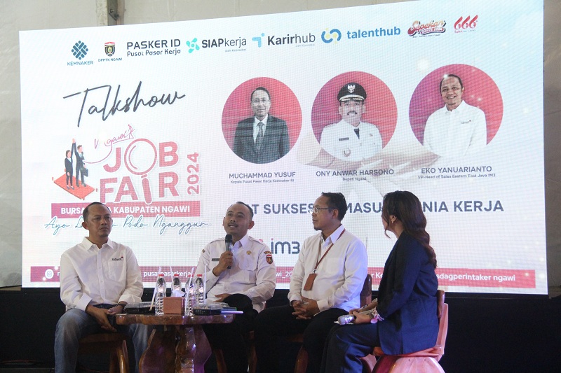 TALK SHOW: Bupati Ngawi Ony Anwar Harsono Bersama Kepala Pusat Kerja Kemenaker Muchammad Yusuf dan VP-IM3 Eko Yanuarianto berdiskusi dalam Job Fair beberapa waktu lalu.
