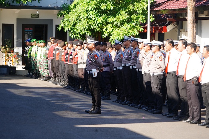 TINDAK TEGAS: Ratusan personel gabungan TNI, Polri, dan Pemkab Ponorogo&nbsp; menggelar apel pasukan Operasi Patuh Semeru di Mapolres Ponorogo, Senin (15/7).