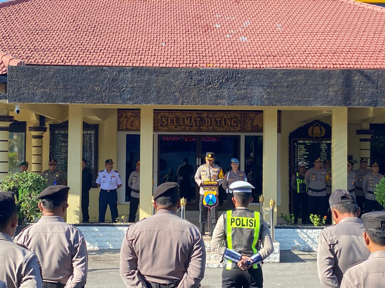 OPERASI DIMULAI: Kapolres Madiun Kota AKBP Agus Dwi Suryanto saat memimpin apel gelar pasukan OPS 2024 di mapolres setempat kemarin (15/7). (ANGGIYAN BAYU/RADAR MADIUN)