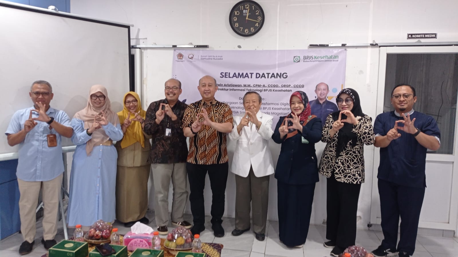 BANGGA: Direktur RSIA Samudra Husada Magetan dr Rofiana Komalasari dan jajaran bersama perwakilan BPJS Kesehatan.