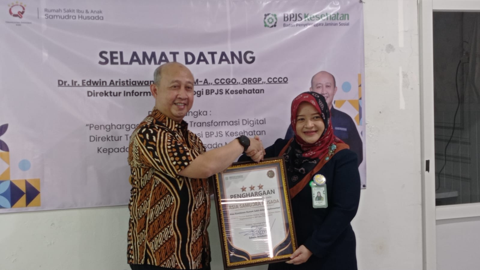 TERBAIK: Direktur RSIA Samudra Husada Magetan (kanan) saat menerima penghargaan Trus Mark Bintang 3 dari Direktur IT BPJS Kesehatan.&nbsp;(ERIC WIBOWO/RADAR MAGETAN)