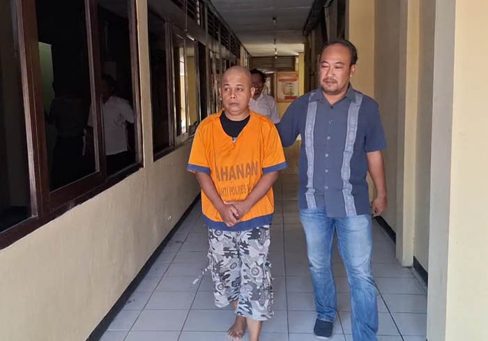 GANTI SERAGAM : Arianto, oknum ASN di lingkup Pemkab Ngawi digelandang polisi dengan menggunakan rompi tahanan berwarna oranye.