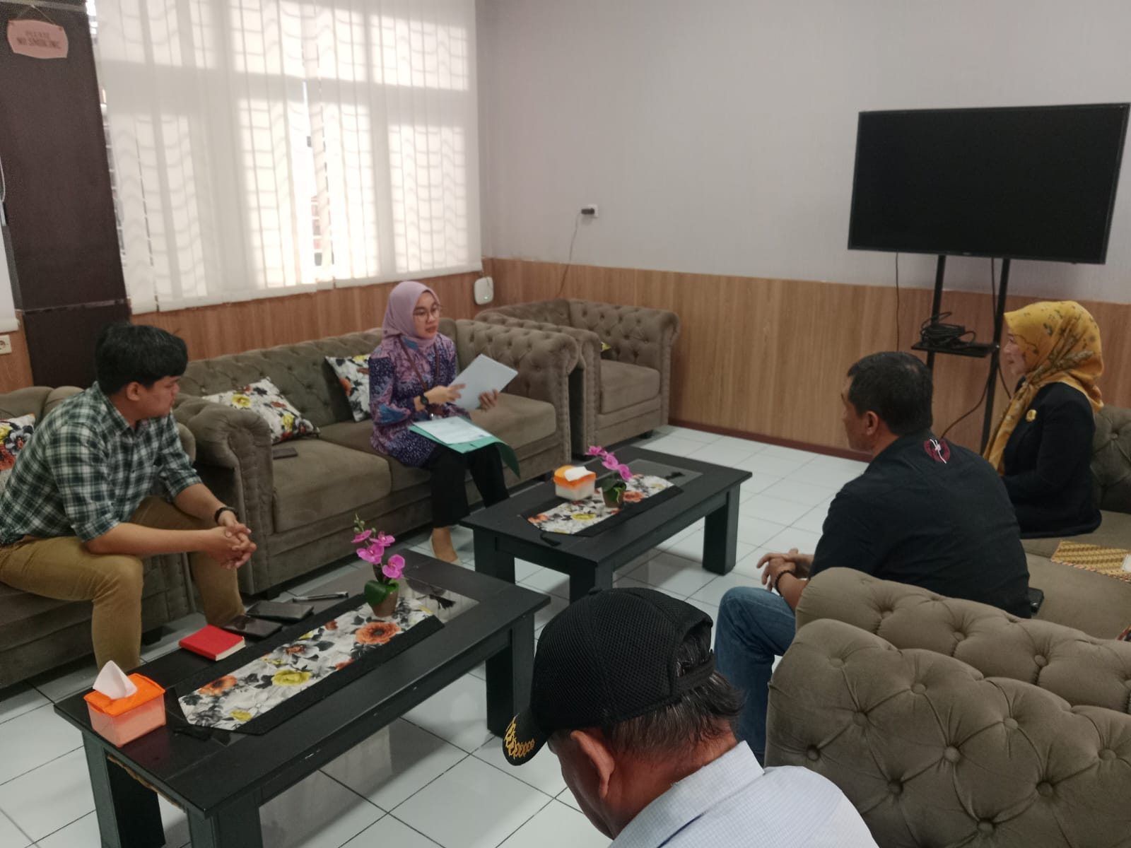 SAH ATAU TIDAK: Ketua DPD Nasdem Kota Madiun Amanto bersama dengan Tutik Endang Sri Wahyuni menemui saat berada di kantor KPU kemarin (16/7). (ANGGIYAN BAYU/JAWA POS RADAR MADIUN)