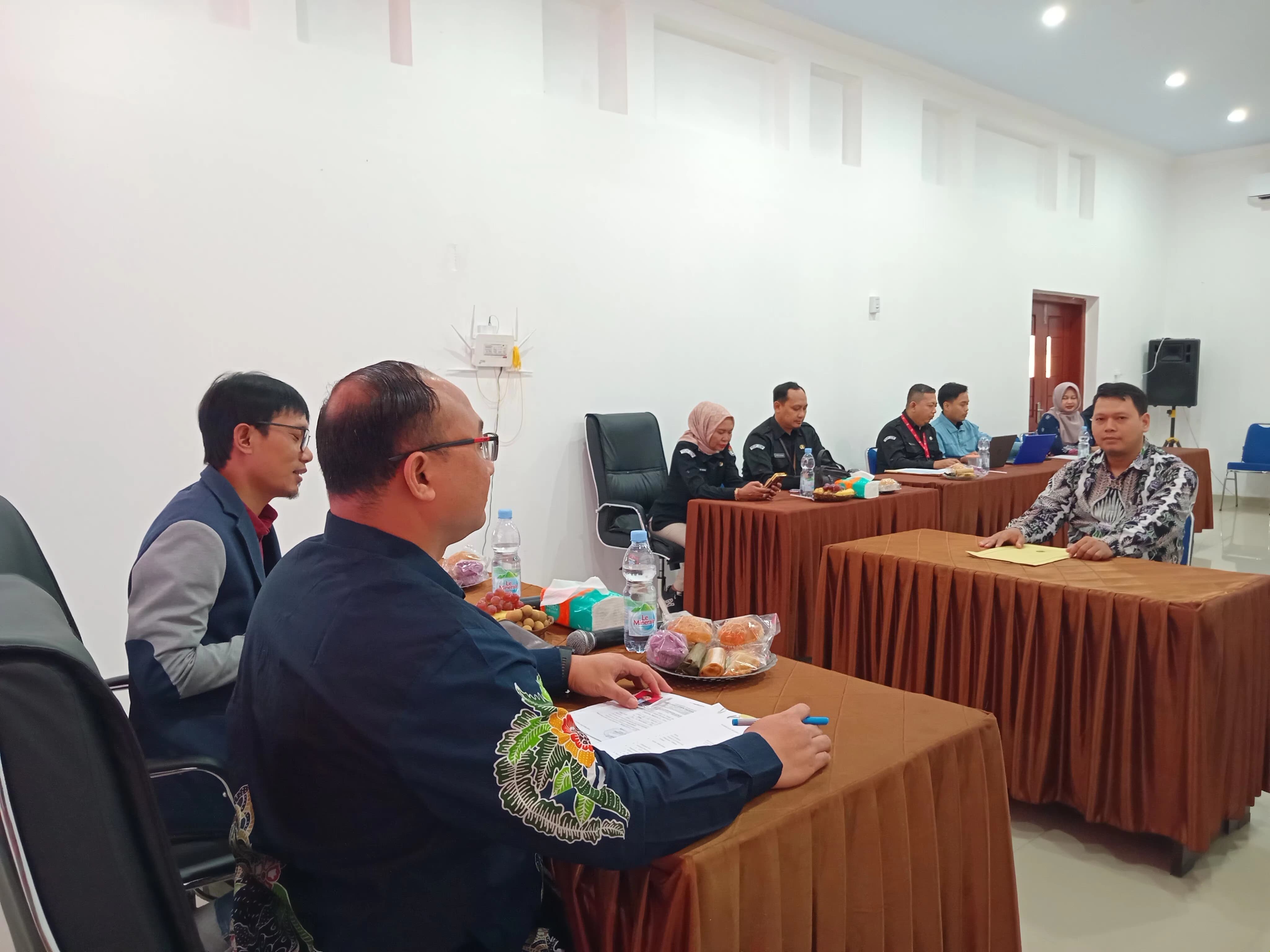 VERIFIKASI DAN KLARIFIKASI: Dua komisioner KPU Jawa Timur mewawancarai Muhammad Prasetyo Nugroho, calon kordiv teknis KPU Ngawi.