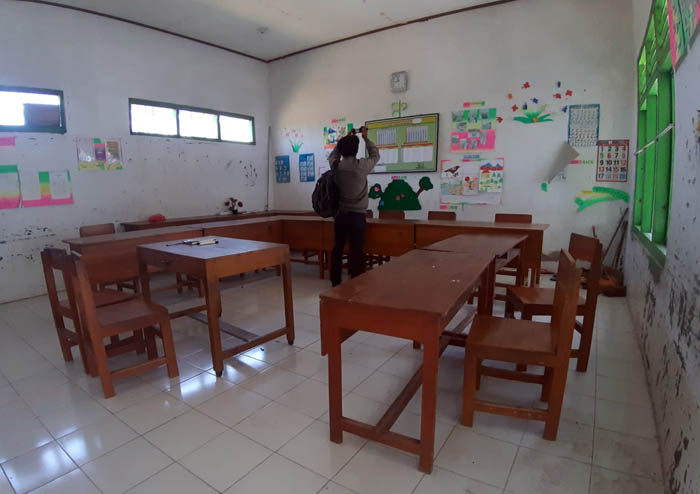 TAK ADA MURID BARU: Suasana sepi ruang kelas I SDN 03 Tempuran, Ngawi, Selasa (16/7).
