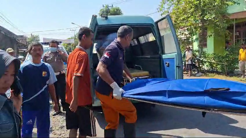 NAHAS: Petugas mengevakuasi jenazah Karsinah, pengendara motor yang tewas akibat tersenggol truk tebu kemarin.