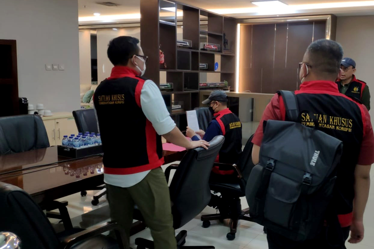 RASUAH: Tim Penyidik Kejati Jatim melakukan penggeledahan di kantor INKA terkait dugaan korupsi pembiayaan produksi dan infrastruktur perkeretaapian di Kongo.&nbsp;(KEJATI JATIM)