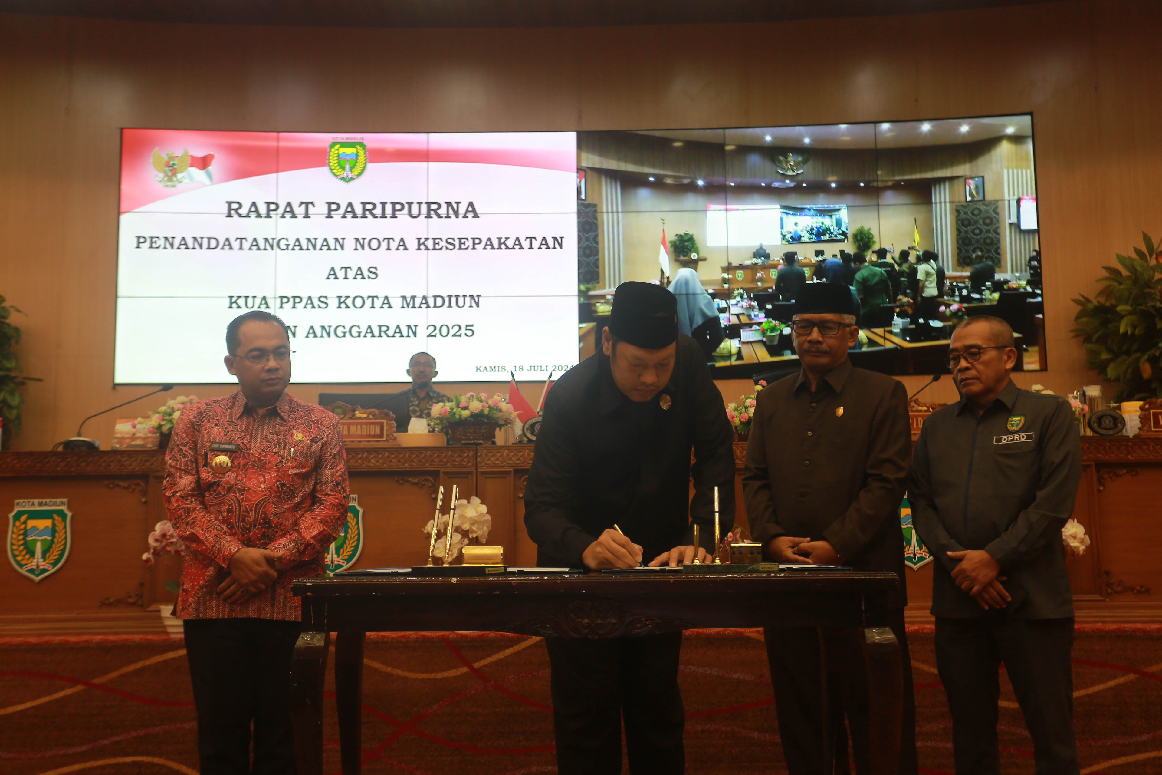 DEAL: Pimpinan DPRD dan Pj Wali Kota Madiun Eddy Supriyanto menandatangani nota kesepakatan KUA PPAS 2025 dalam rapat paripurna pada Kamis malam (18/7) lalu. (BAGAS BIMANTARA/RADAR MADIUN)