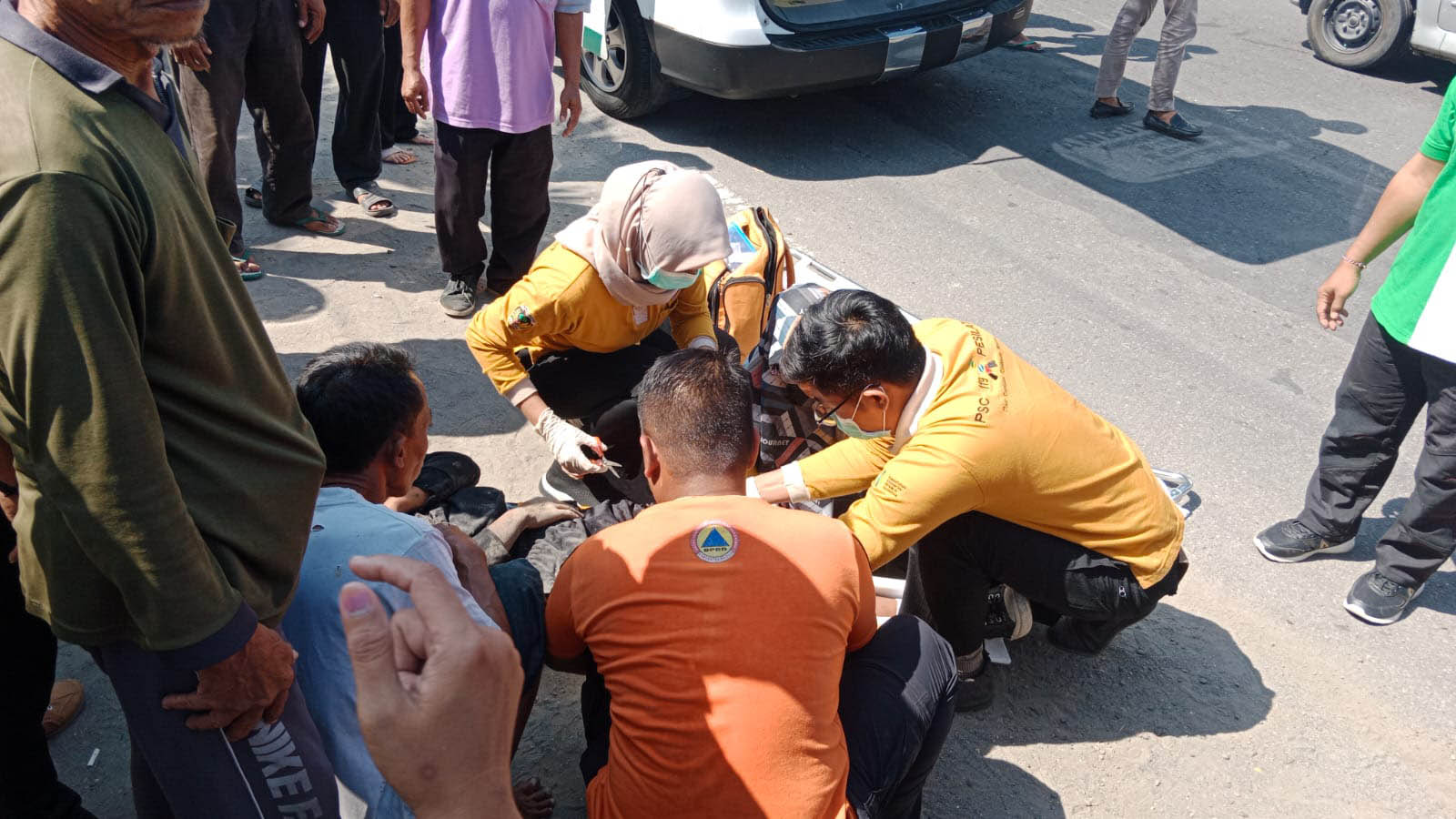SIGAP: Petugas PSC 911 Kabupaten Madiun melakukan penanganan korban kecelakaan lalu lintas.&nbsp;(PSC 119 KABUPATEN MADIUN)