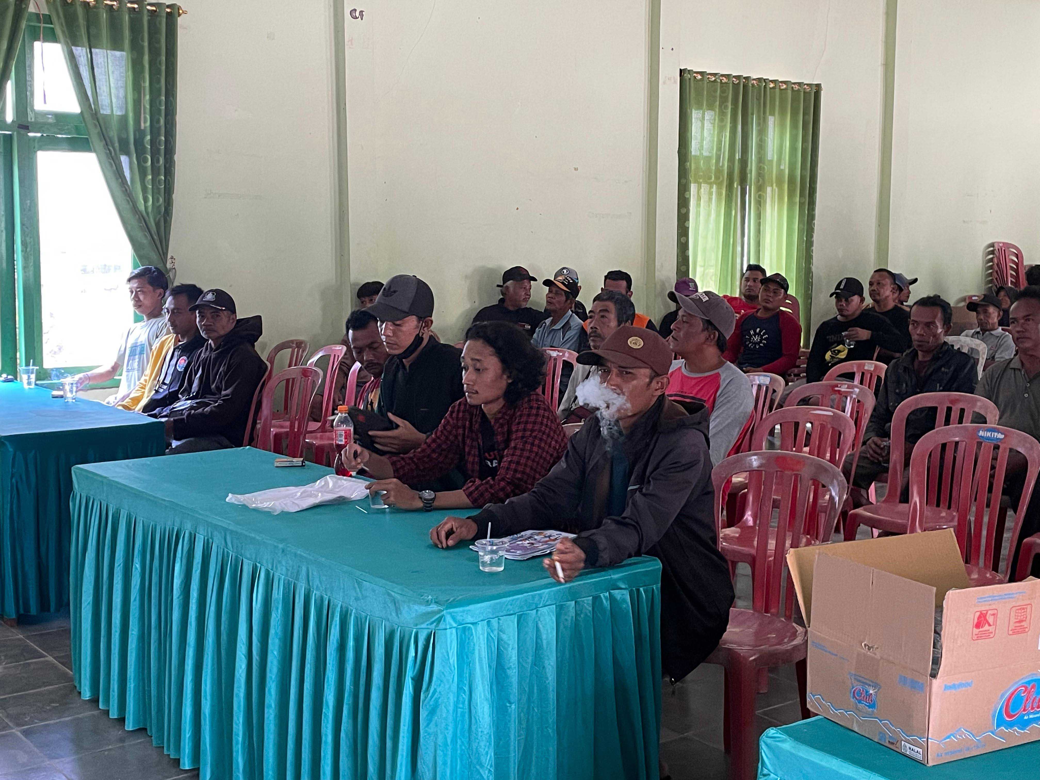 TIDAK PUAS: Puluhan warga yang tergabung dalam Aliansi Warga Jatigunung memprotes transparansi PTSL di Jatigunung, Tulakan, Pacitan, Kamis (18/7).&nbsp;(ISTIMEWA)