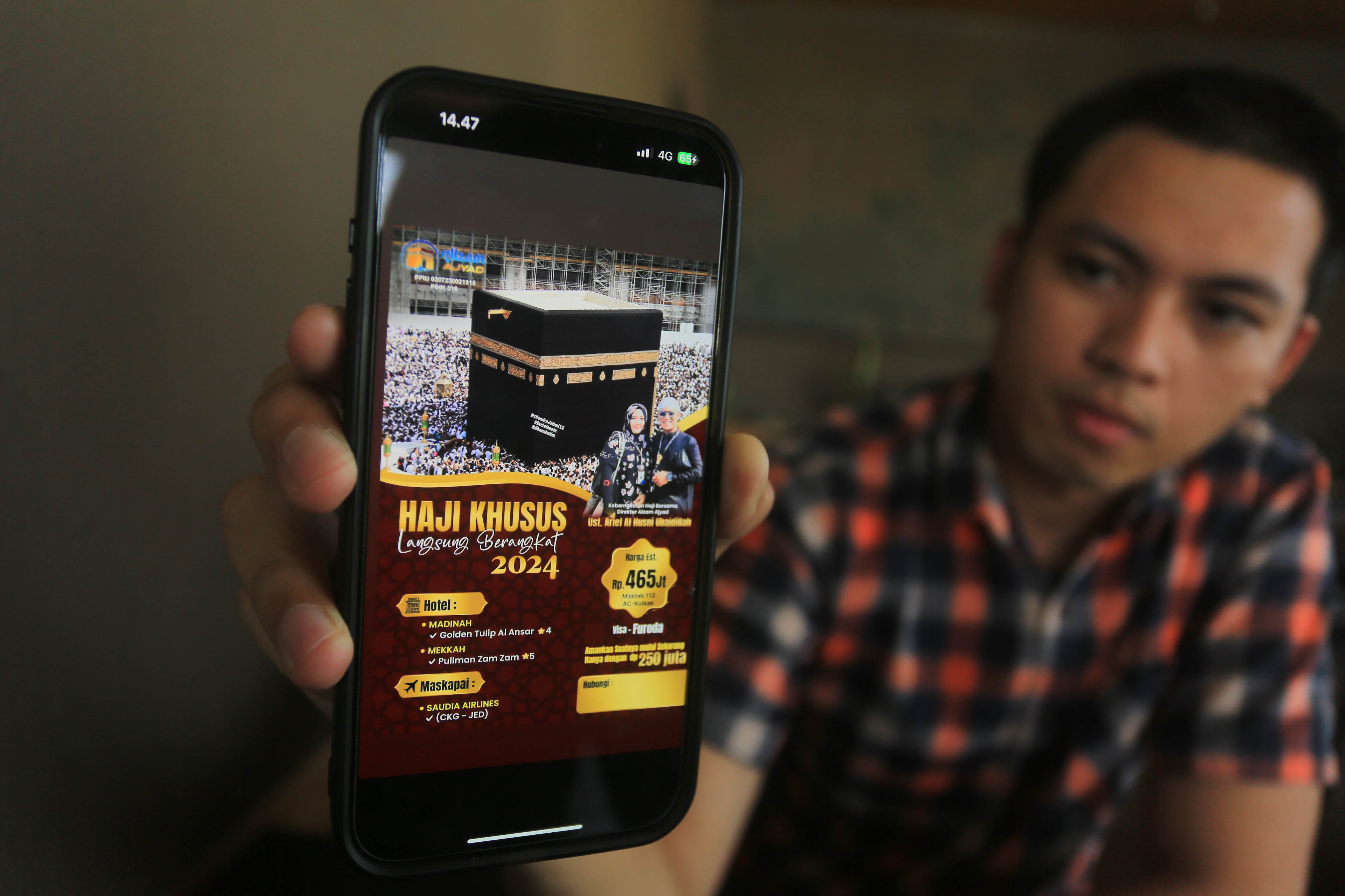 LAPOR: Yoga Pratama menunjukkan bukti transaksi pembayaran biaya haji Furoda 2024, Jumat (19/7).&nbsp;(BAGAS BIMANTARA/RADAR MADIUN)