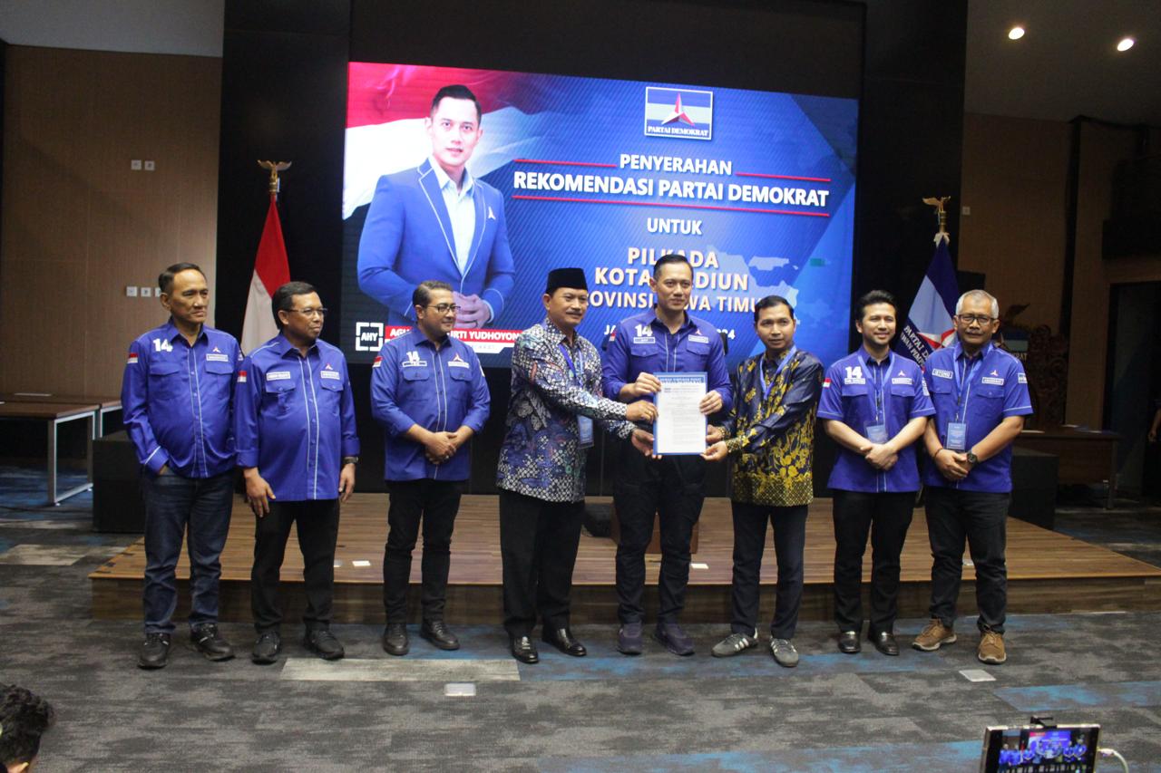 SAH: Ketum Demokrat AHY menyerahkan rekomendasi kepada Maidi-Bagus Panuntun untuk Pilkada Kota Madiun 2024. (ISTIMEWA)