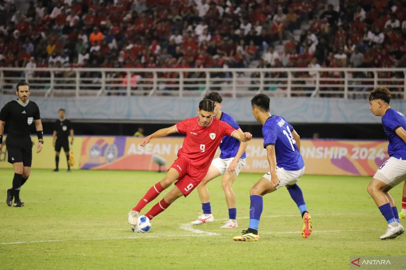 GOCEK LAWAN: Jens Raven, striket Timnas Indonesia U-19, saat melawan Kamboja di Piala AFF U-19, Sabtu (20/7). (ANTARA)
