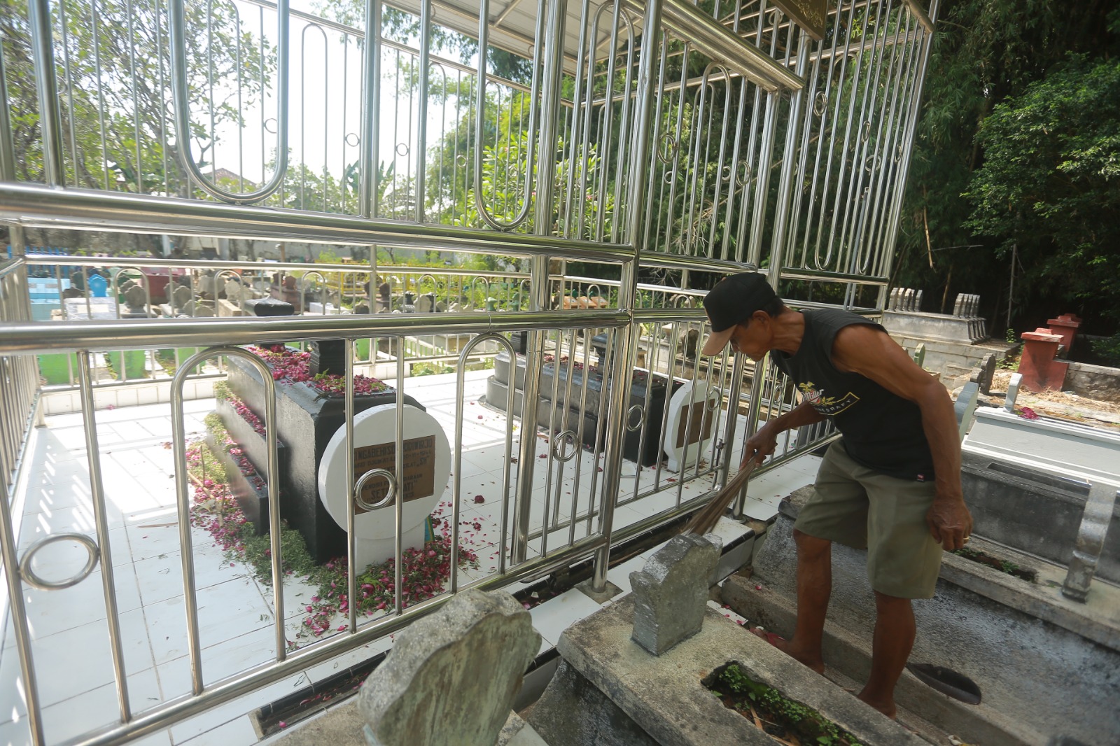 MAKAM EYANG SUBUR: TNI-Polri, Pemkot Madiun, dan organisasi perguruan pencak silat sepakat meniadakan kegiatan ziarah makam leluhur sementara waktu. (BAGAS BIMANTARA/JAWA POS RADAR MADIUN)