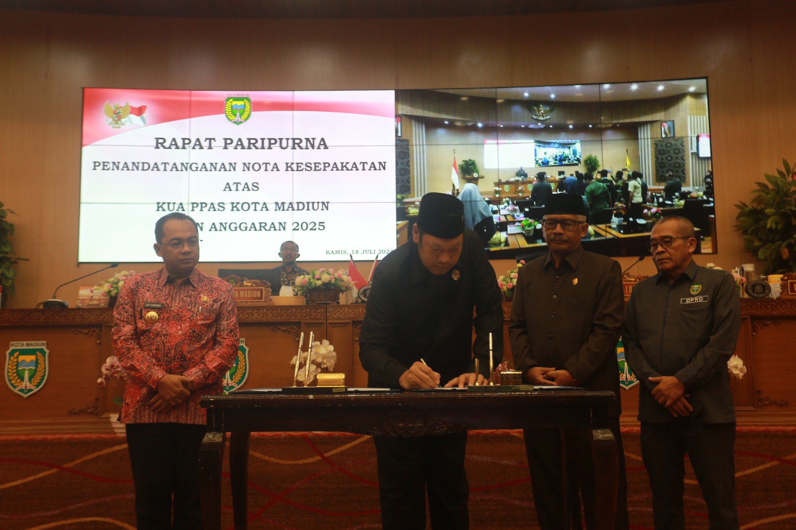 DEAL: Pimpinan DPRD dan Pj Wali Kota Madiun Eddy Supriyanto menandatangani nota kesepakatan KUA PPAS 2025 dalam rapat paripurna pada Kamis malam (18/7) lalu.