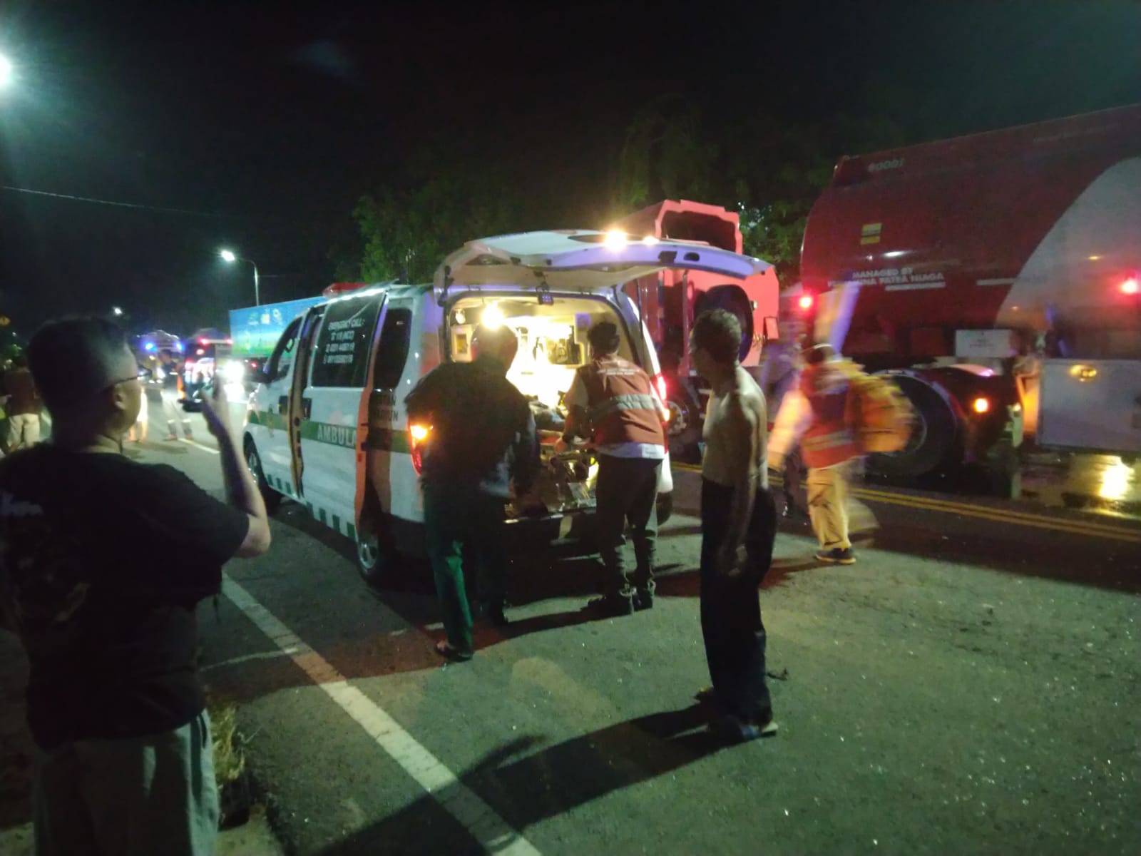 SIGAP: Petugas PSC 119 Kabupaten Madiun melakukan penanganan korban kecelakaan lalu lintas. (DOKUMEN)