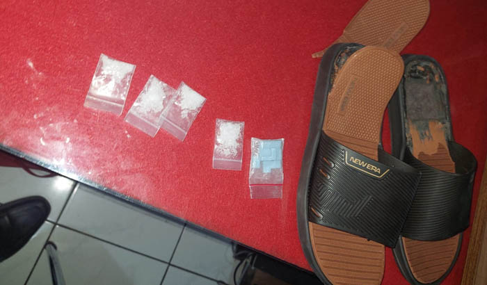 BARANG BUKTI: Empat paket sabu dan satu paket ekstasi yang dibawa seorang tahanan Lapas II B Ngawi.