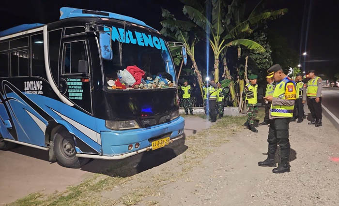 MOMEN SURAN AGUNG: Petugas gabungan TNI-Polri dan koordinator lapangan perguruan silat disiagakan di sejumlah titik perbatasan Ngawi, Minggu (21/7).
