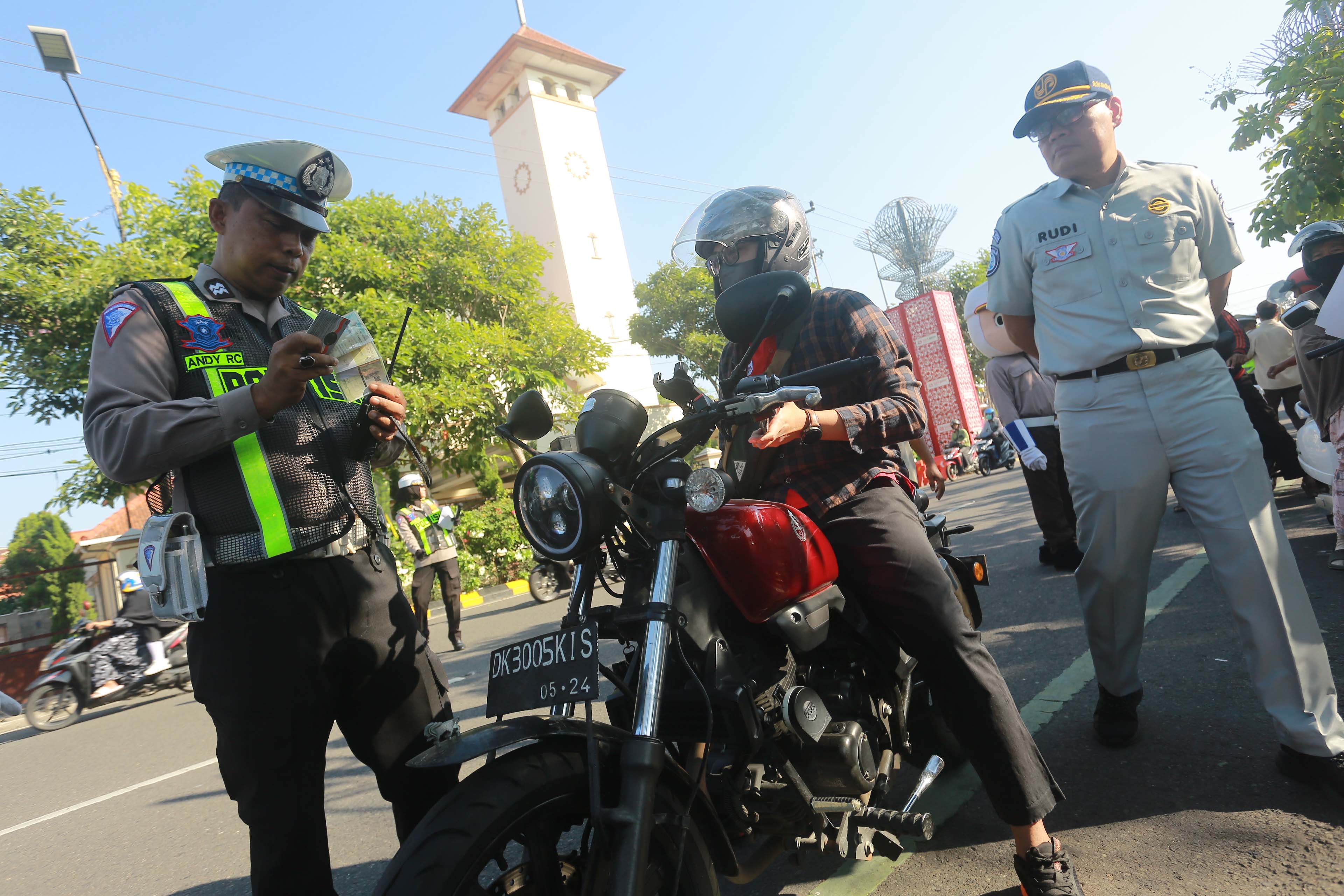 OPERASI PATUH: Polisi memeriksa dokumen kelengkapan berkendara. (BAGAS BIMANTARA/RADAR MADIUN)