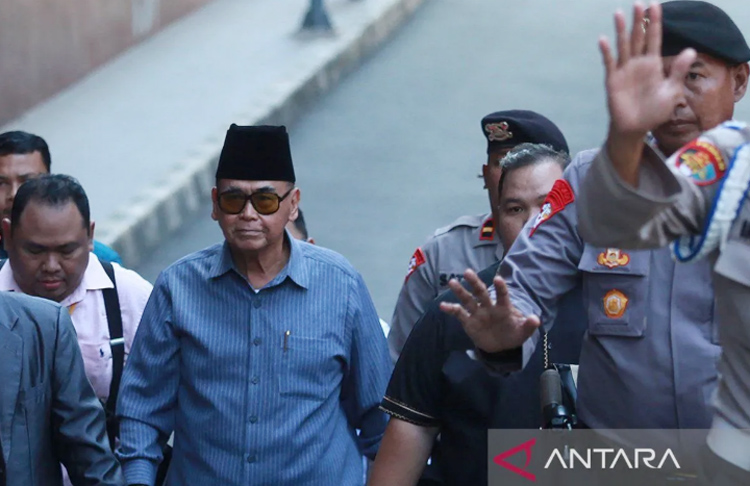 Panji Gumilang saat akan menjalani pemeriksaan di Bareskrim Mabes Polri, Jakarta, tahun lalu.