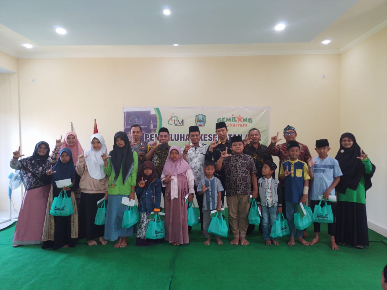 PEDULI: LAZNAS LMI perwakilan Jatim 8 Magetan saat penyaluran bantuan dan penyulihan serta pelatihan terhadap anak yatim dan yatim piatu, Minggu (21/7) lalu. (LAZNAS LMI/RADAR MAGETAN)