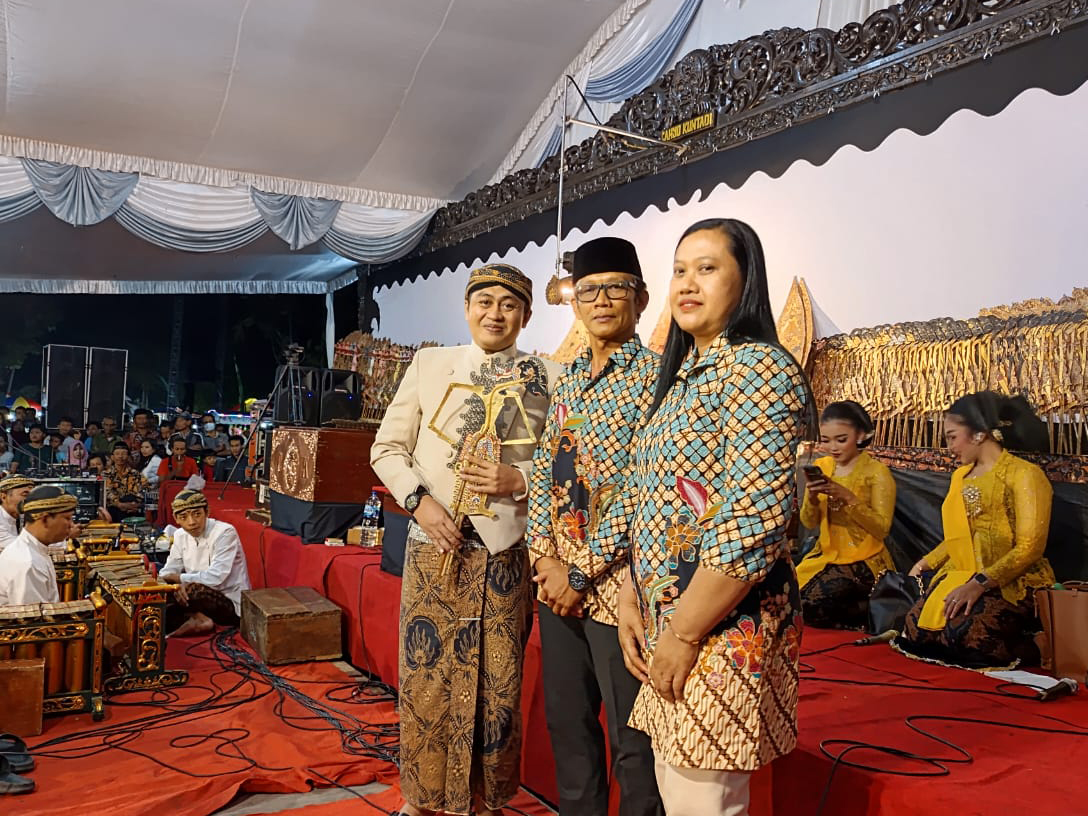 BUDAYA: Kades Klumutan Agus Proklamanto saat berfoto bersama dalang Ki Cahyo Kuntadi. (PEMDES KLUMUTAN)
