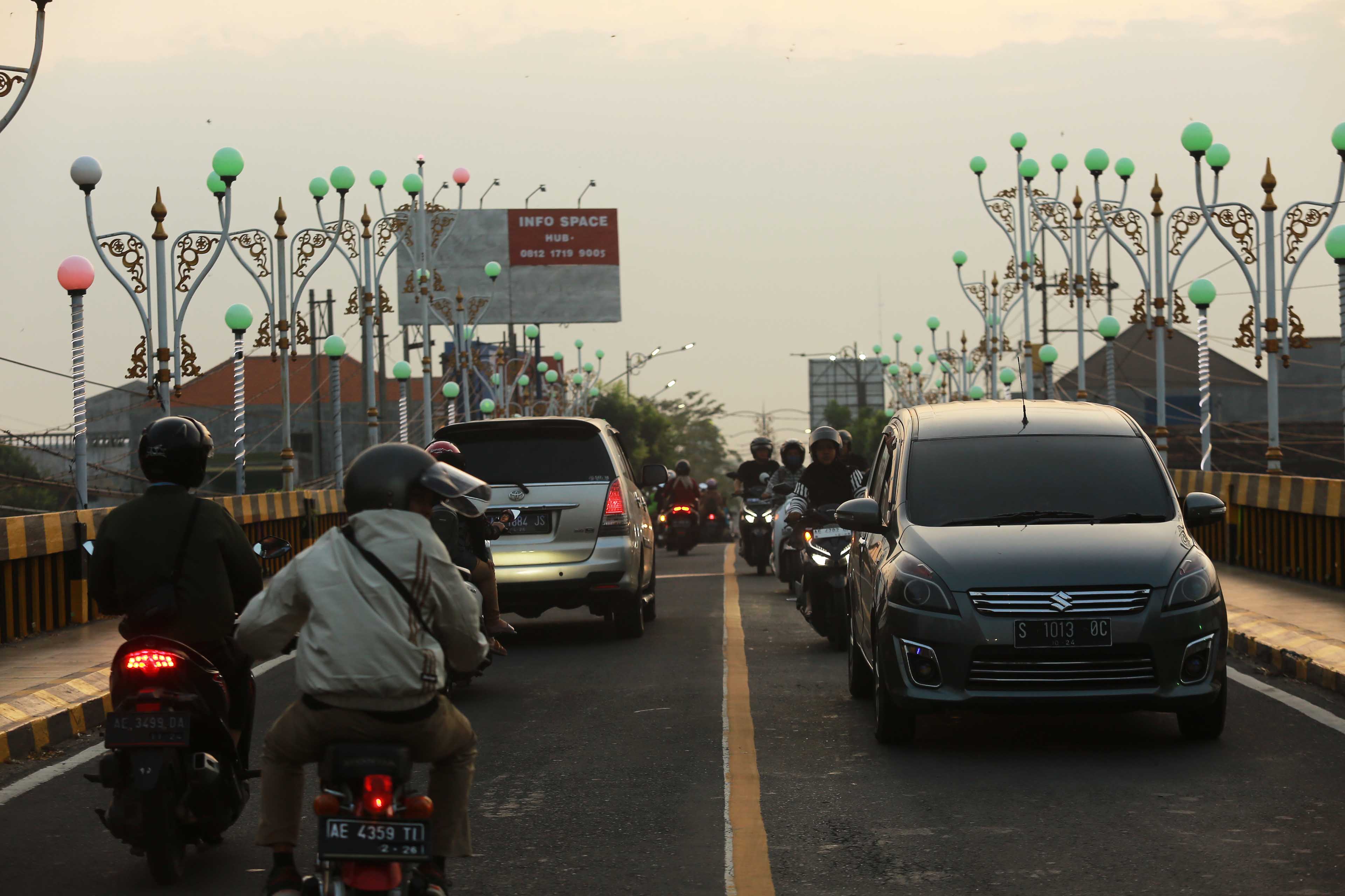 PADAT MERAYAP: Kepadatan kendaraan terjadi di Jembatan Manguharjo pada jam-jam tertentu mengingat kondisinya yang menjadi titik penyempitan.&nbsp;(BAGAS BIMANTARA/RADAR MADIUN)