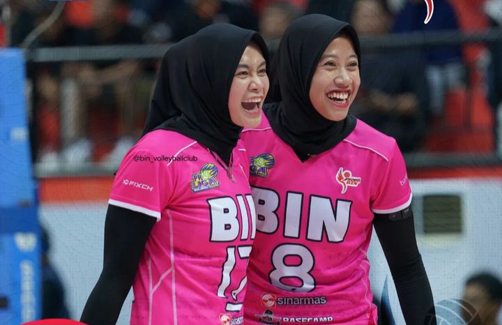 SUPPORT: Wilda Nurfadhilah dan Megawati Hangestri saat melakoni sebuah laga Proliga 2024.