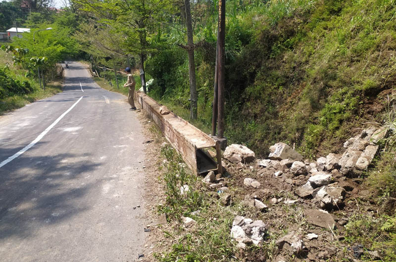 RUSAK PARAH: Jaringan irigasi Sekepuh yang melintang di atas ruas Jalan Raya Jogorogo-Ngrambe, Ngawi, rusak parah usai ditabrak truk Minggu (21/7) malam.