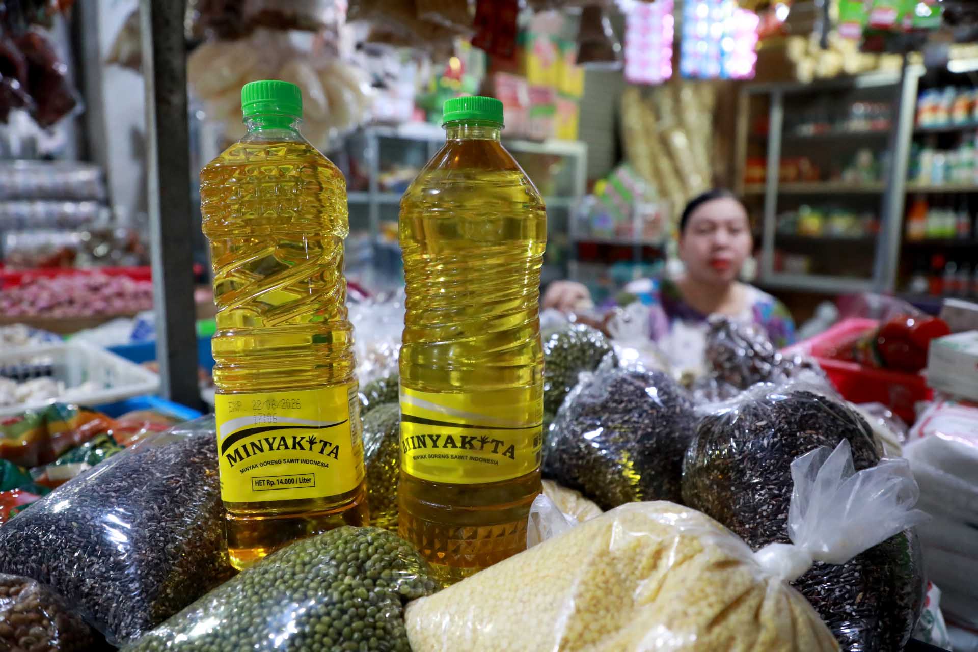 MAHAL: Para pedagang di Pasar Besar Madiun mayoritas menjual MinyaKita dengan rata-rata harga Rp 16.000 hingga Rp 16.500 per liter.&nbsp;(BAGAS BIMANTARA/RADAR MADIUN)