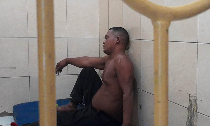 DIRAWAT : Sukartono mendapatkan perawatan di ruang Teratai RSUD Soeroto Ngawi usai diamankan personel Polsek Kedunggalar dan diantar Kades Wonokerto.